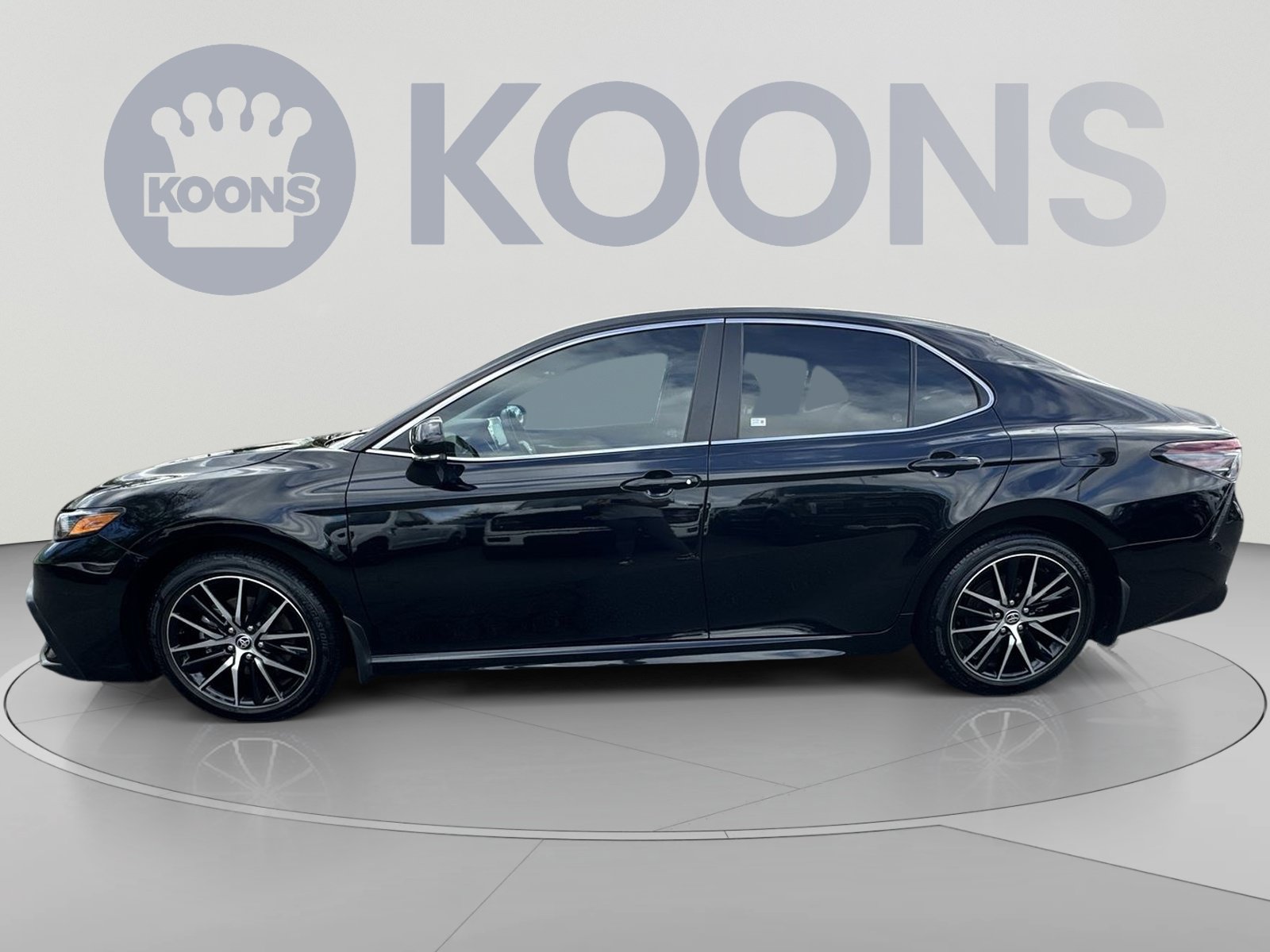 Used 2024 Toyota Camry SE w/ Cold Weather Package FWD image 7