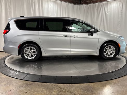 Used 2023 Chrysler Pacifica Touring-L FWD image 6
