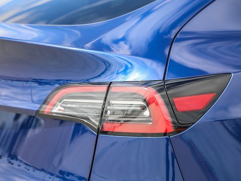 Used 2024 Tesla Model Y Long Range RWD image 9