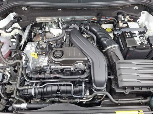 Certified 2025 Volkswagen Taos SE image 29