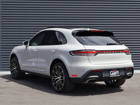 Certified 2023 Porsche Macan image 3