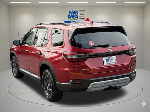 Used 2025 Honda Pilot TrailSport image 9