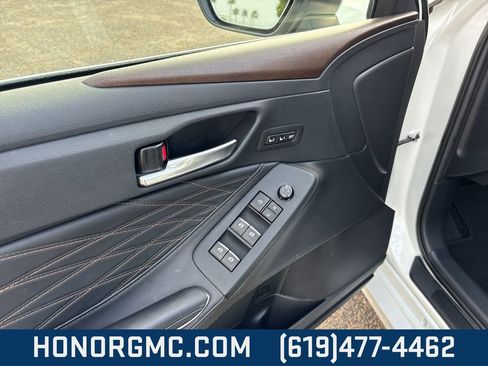 Used 2022 Toyota Avalon Limited image 15