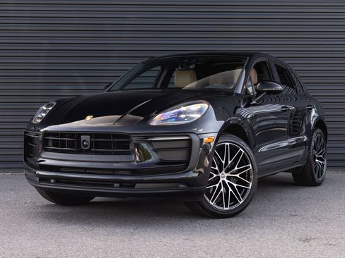 Certified 2025 Porsche Macan AWD/4WD image 1