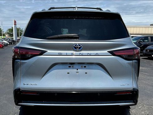 Used 2025 Toyota Sienna Limited AWD/4WD image 5