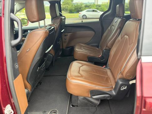 Used 2017 Chrysler Pacifica Limited w/ UConnect Theater Package FWD image 5