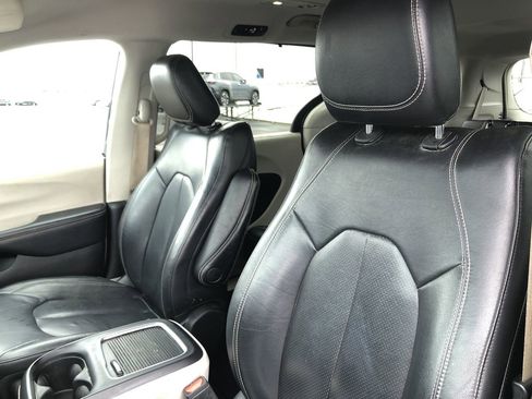 Used 2022 Chrysler Pacifica Touring-L image 15