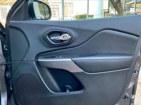 Used 2021 Jeep Cherokee Latitude Plus image 21