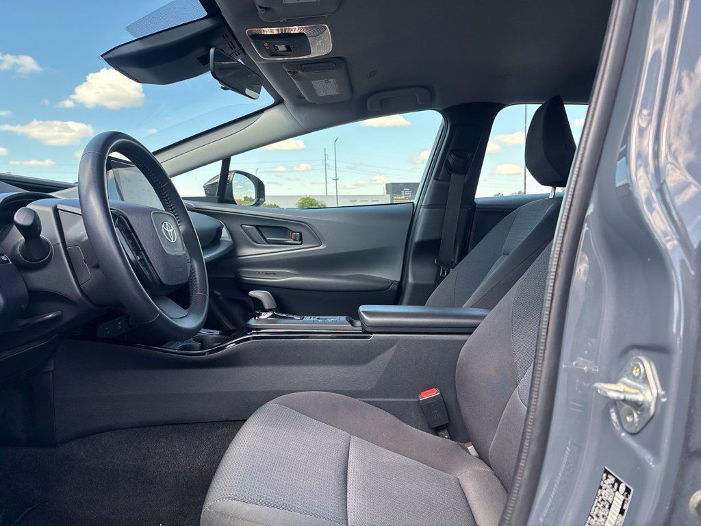 Used 2025 Toyota Prius LE FWD image 9