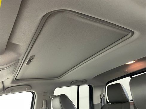 Used 2014 Nissan Frontier SL w/ SL Moonroof Package image 16