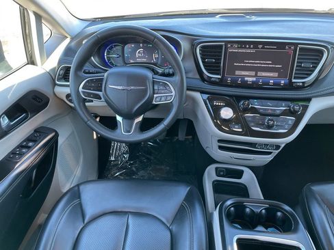 Used 2023 Chrysler Pacifica Touring-L FWD image 9