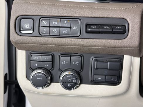 Used 2023 GMC Yukon Denali w/ Advanced Technology Package image 27