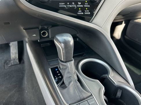 Used 2022 Toyota Camry XLE FWD image 16