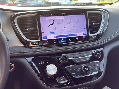 Used 2023 Chrysler Pacifica Touring-L w/ S Appearance Package image 9