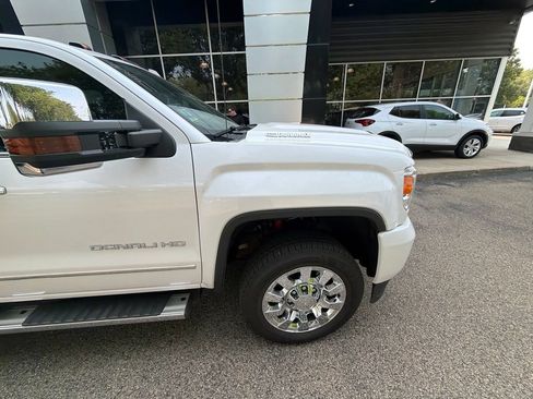 Used 2019 GMC Sierra 2500 Denali w/ Duramax Plus Package AWD/4WD image 9