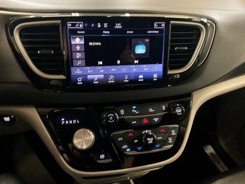 Used 2022 Chrysler Pacifica Touring-L image 5