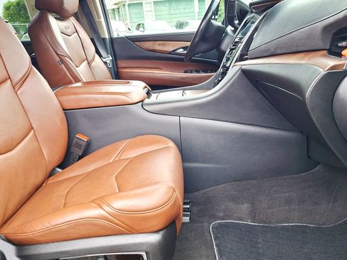 Used 2020 Cadillac Escalade Luxury AWD/4WD image 14
