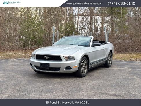 Used 2010 Ford Mustang Convertible RWD image 2
