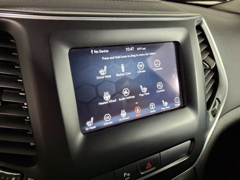 Used 2019 Jeep Cherokee Latitude Plus w/ Cold Weather Group image 19