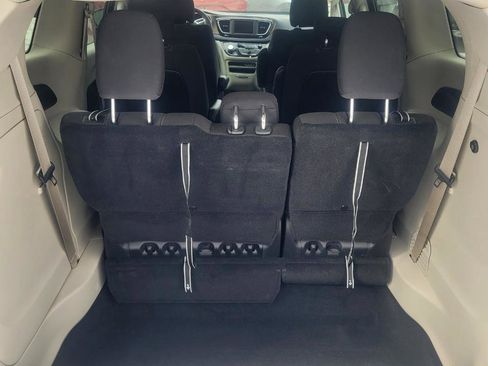 Used 2022 Chrysler Voyager LX image 32