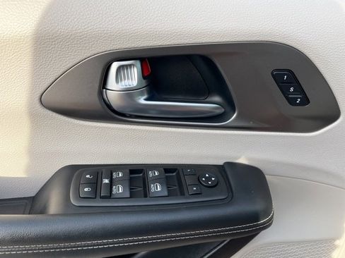 Used 2021 Chrysler Pacifica Touring-L w/ Uconnect Theater Family Group image 16