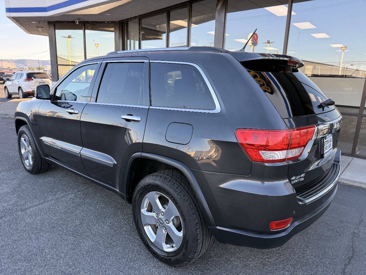 Used 2011 Jeep Grand Cherokee Limited AWD/4WD image 3