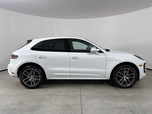 Certified 2025 Porsche Macan image 8