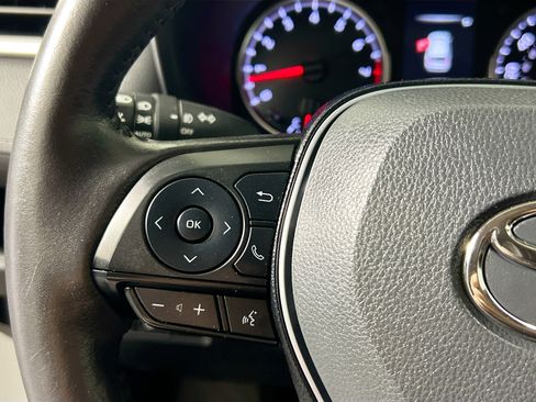 Used 2021 Toyota RAV4 XLE Premium image 17