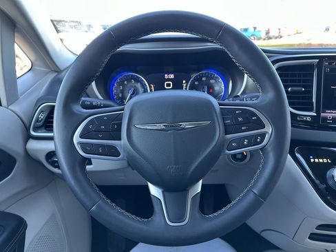 Used 2022 Chrysler Pacifica Touring-L image 28