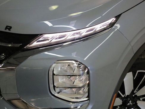 New 2025 Mitsubishi Outlander SE image 2