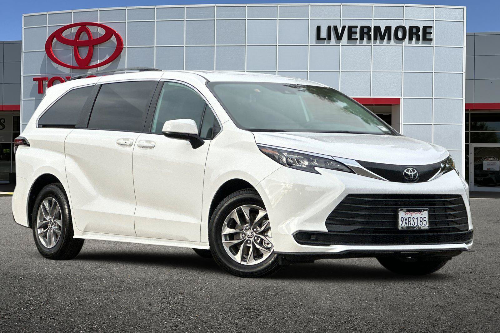 Certified 2026 Toyota Sienna LE FWD image 2