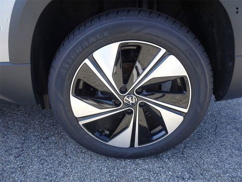 Certified 2024 Volkswagen Taos SE image 3