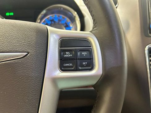 Used 2016 Chrysler Town & Country Touring FWD image 12