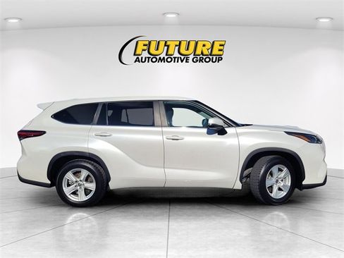 Used 2023 Toyota Highlander LE image 3