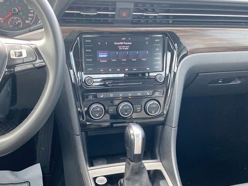 Used 2022 Volkswagen Passat 2.0T image 9