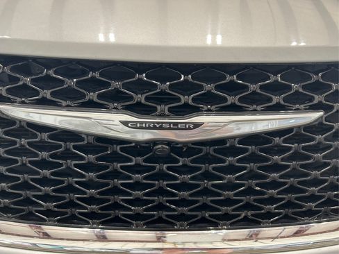 Used 2023 Chrysler Pacifica Limited FWD image 23