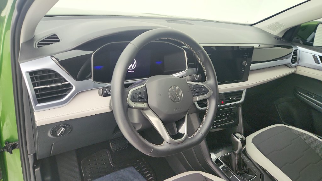 Used 2025 Volkswagen Taos SE FWD image 13