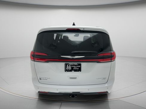 Used 2024 Chrysler Pacifica Limited w/ Trailer Tow Group AWD/4WD image 6