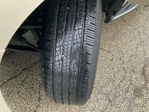 Used 2017 GMC Yukon SLT image 11