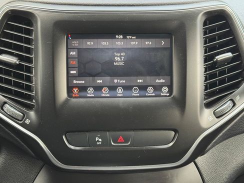 Used 2019 Jeep Cherokee Latitude Plus w/ Cold Weather Group AWD/4WD image 10