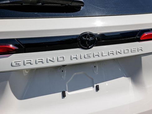 Used 2024 Toyota Grand Highlander XLE image 9