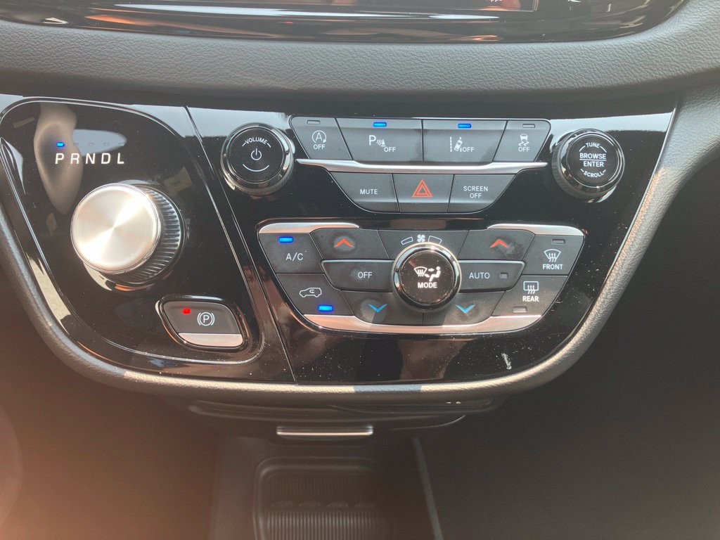 Used 2025 Chrysler Pacifica Select FWD image 17