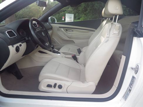 Used 2008 Volkswagen Eos 2.0T FWD image 11