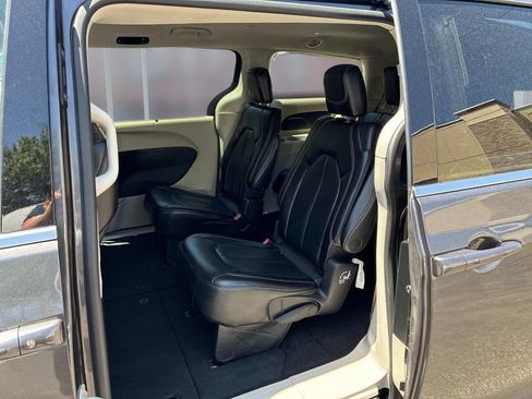 Used 2023 Chrysler Pacifica Touring-L FWD image 16