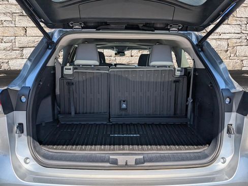 Used 2023 Toyota Highlander XLE image 12