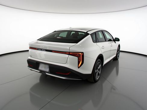 Used 2025 Kia K4 LXS image 9