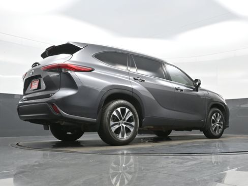 Used 2022 Toyota Highlander XLE AWD/4WD image 31