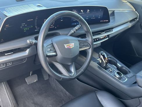 Used 2025 Cadillac XT4 Premium Luxury image 2