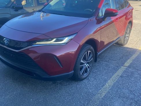 Used 2023 Toyota Venza LE image 1