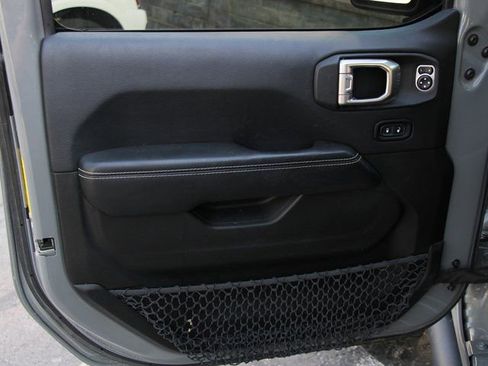 Used 2018 Jeep Wrangler Unlimited Sahara image 15